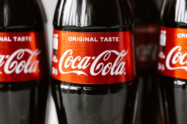 Bouteilles de Coca-cola avec l'étiquette et le logo